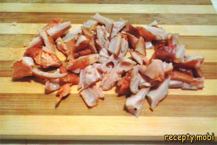 Кусочки копчёного мяса нарежьте ломтиками - фото шаг 5