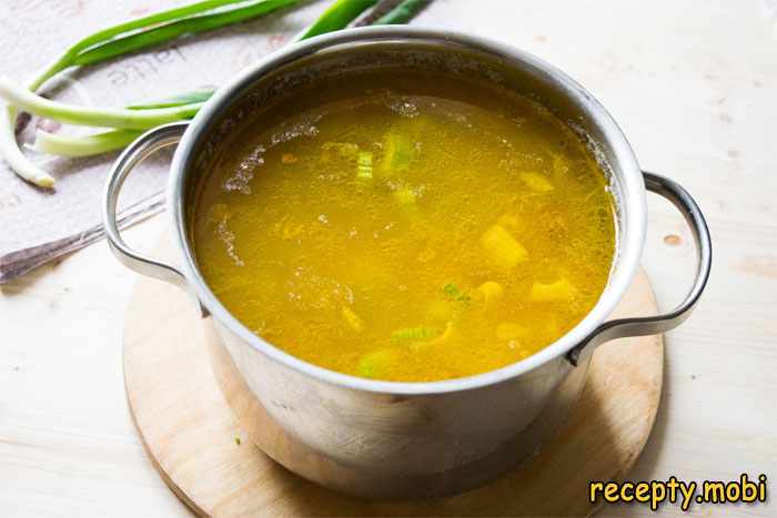 добавляем в суп пассированные овощи