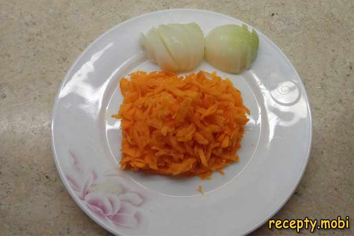 нарезанный лук и тертая морковь