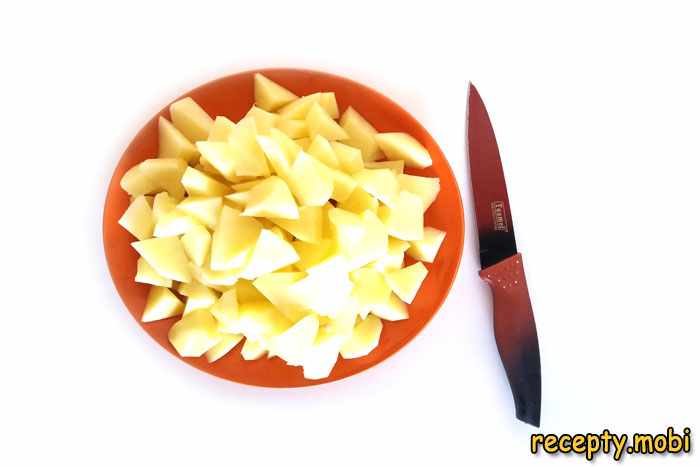 Нарезаем картофель - фото шаг 1