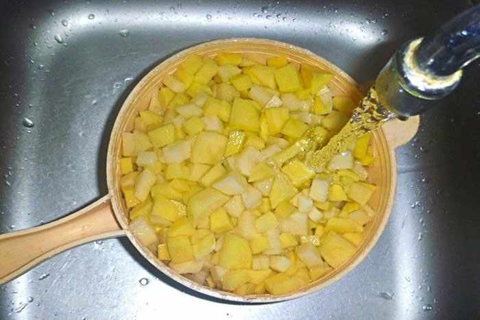 Картофель нарезанный заливаем водой
