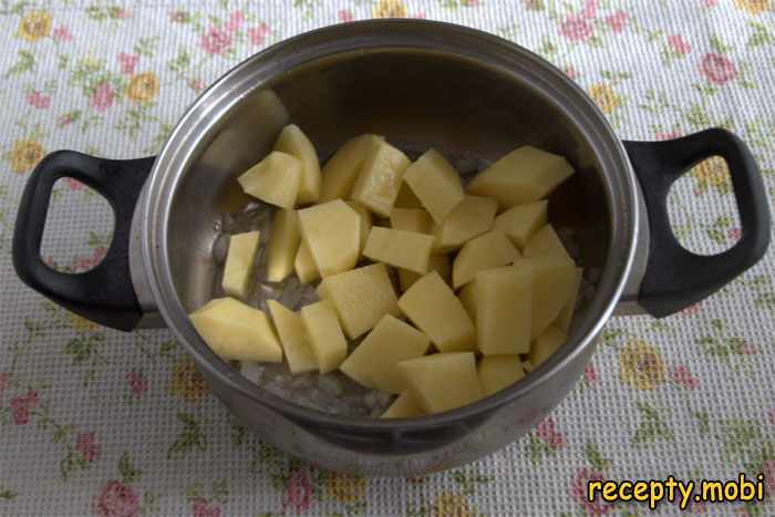 картофель с луком - фото шаг 2