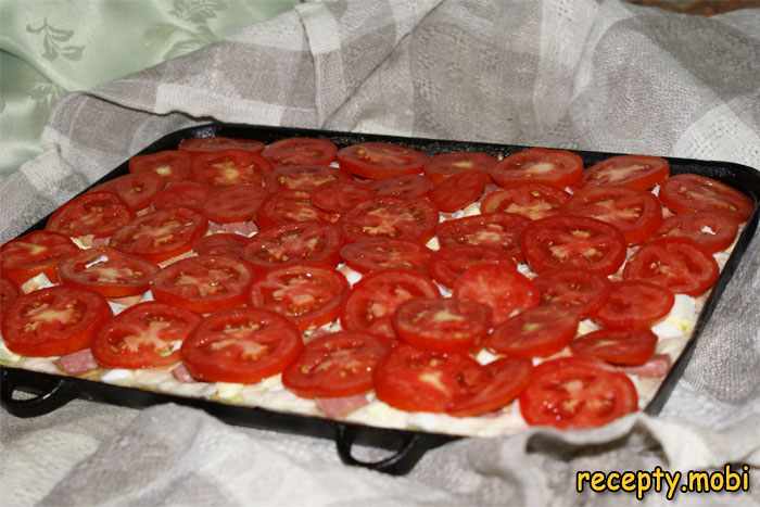Выкладываем томаты на пиццу