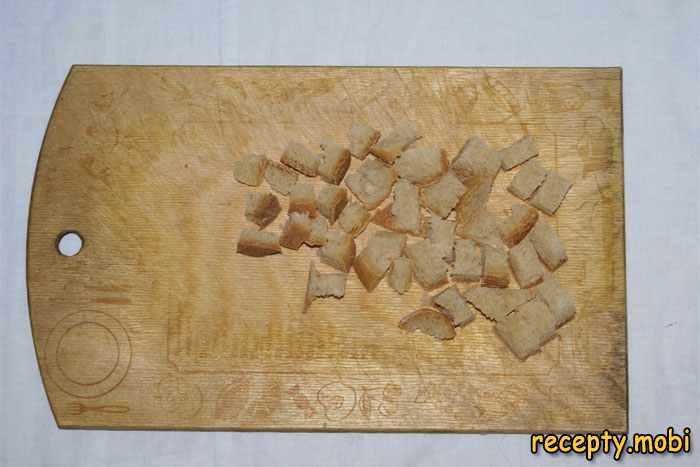 Нарезать хлеб на небольшие кубики