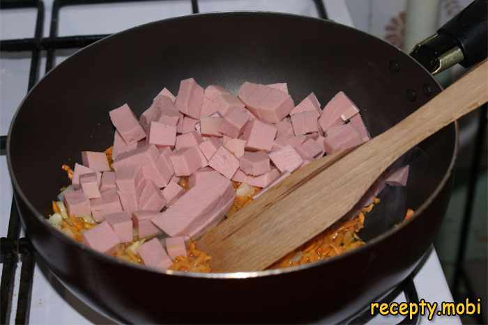 обжариваем колбасу вмести с овощами