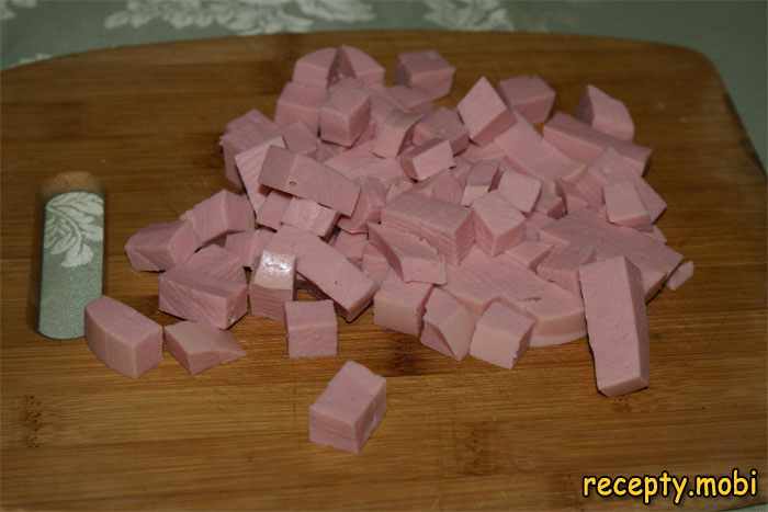 колбаса нарезанная кубиками