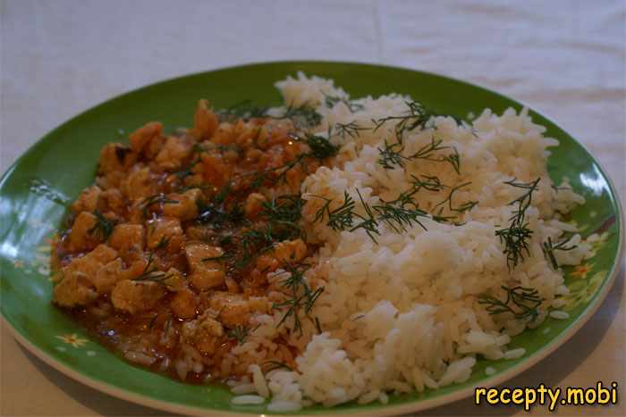 Рассыпчатый рис и аппетитные кусочки куриного филе в томатном соусе