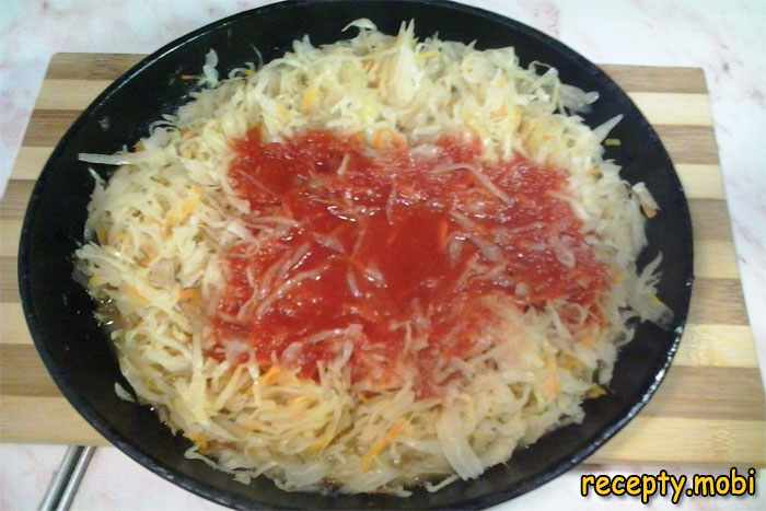 добавляем томатную пасту в квашенную капусту - фото шаг 3