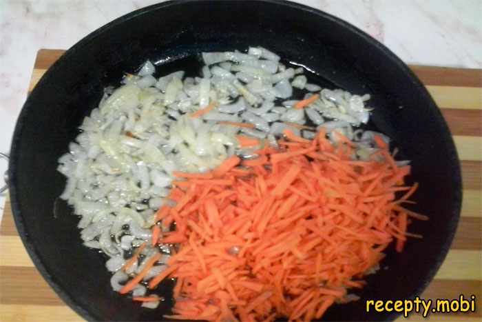обжариваем лук и морковь - фото шаг 6