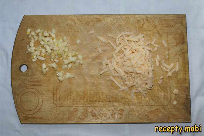Тертый сыр и нарезанный чеснок