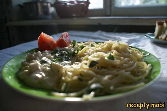 Спагетти с куриным филе в сметанном соусе