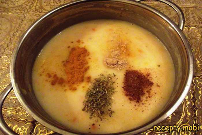 добавить приправы в сырный крем-суп