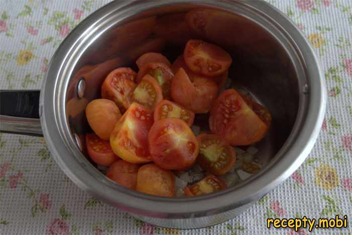 добавляем в кастрюлю томаты - фото шаг 3