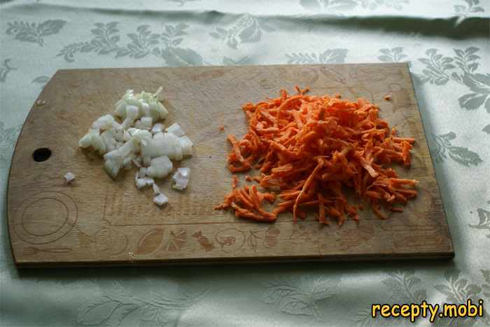 тертая морковь и нарезанный лук