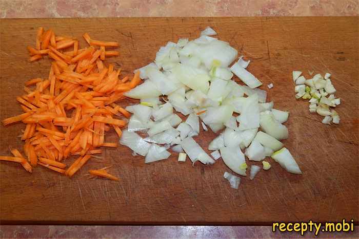 морковка, лук и чесночок нарезанный - фото шаг 5