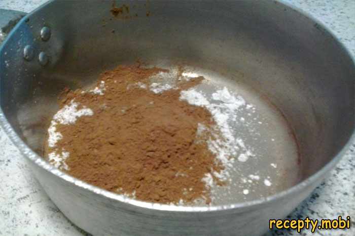 В отдельную посуду всыпьте сахар и какао порошок