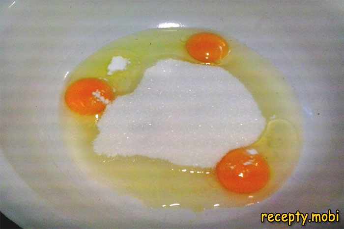 В посуде для замеса теста смешайте яйца с сахаром и ванилином