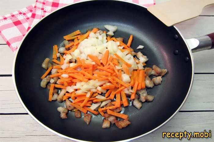 лук и морковь обжарить вмести со шкварками - фото шаг 6