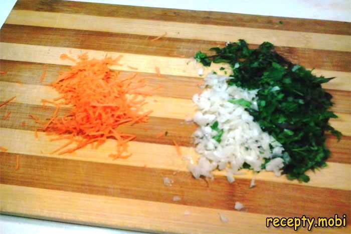 нарезаем зелень, чеснок  и морковь