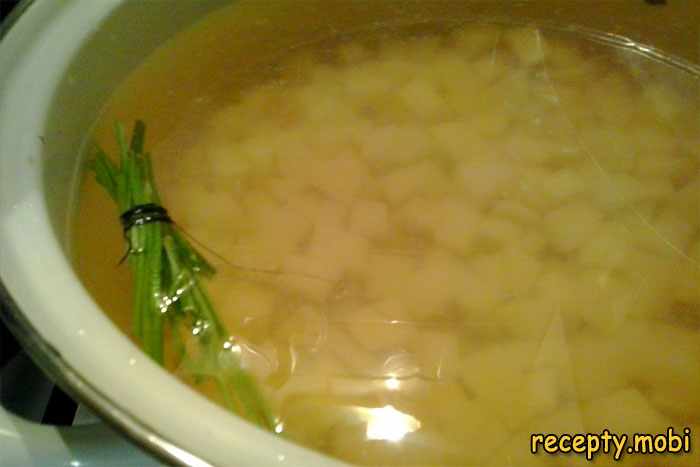 Поместите картофель в кастрюлю с холодной водой