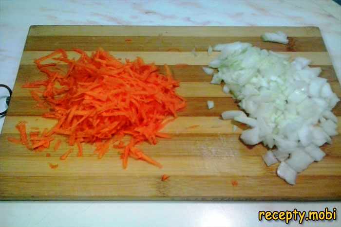 нарежьте мелко репчатый лук, морковь натрите на тёрке с крупными ячейками