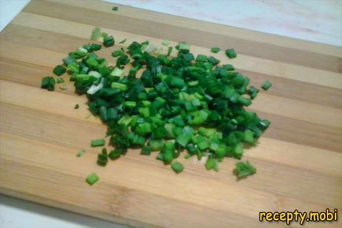 Нарежьте мелко зелёный лук