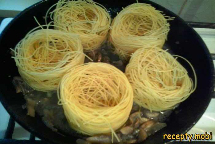 В сковороду поместите гнёзда из спагетти (лапши)