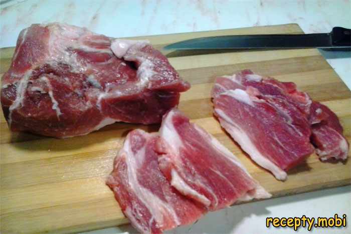 нарежьте мясо тонкими полосками