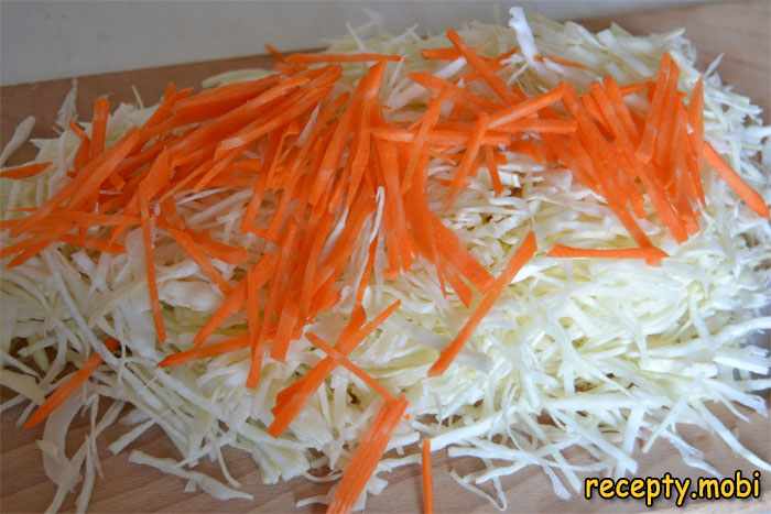 нарезанная морковь соломкой с капустой - фото шаг 3
