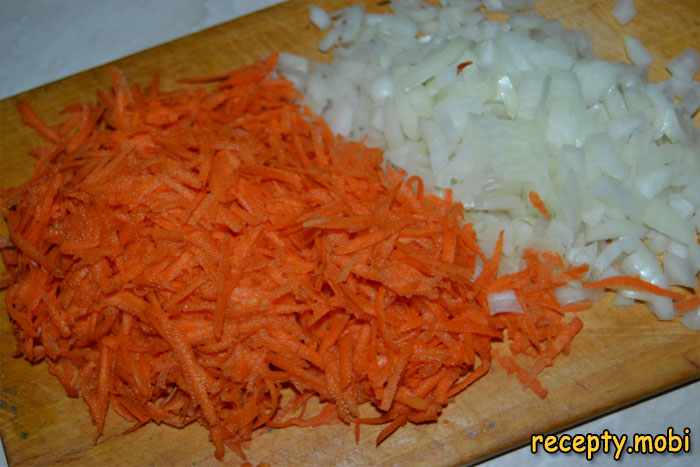 нарезанный лук и нашинкованная морковь - фото шаг 3