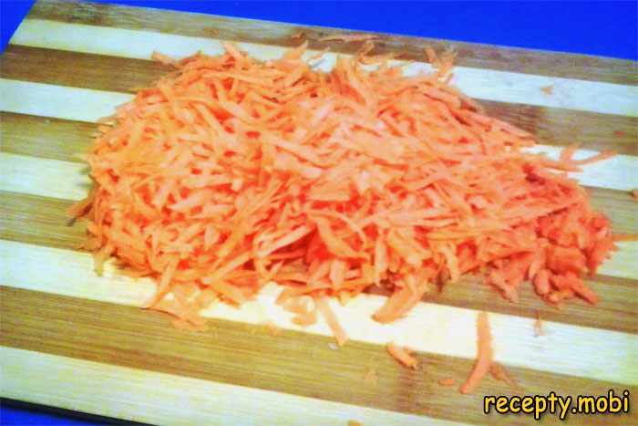  Нарежьте морковь