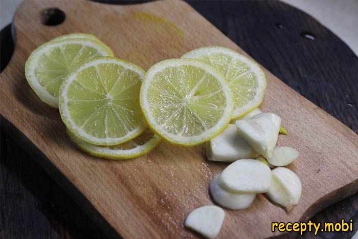 Нарезать чеснок и лимон слайсами - фото шаг 1