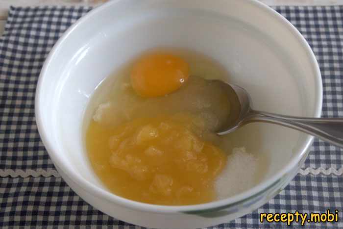 Выкладываем сырые яйца в миску и добавляем к ним подсластитель, необходимую норму соды, натуральную сладость и масло