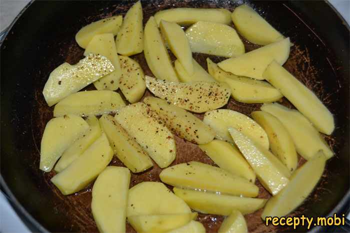 картофель дольками на сковороде - фото шаг 13