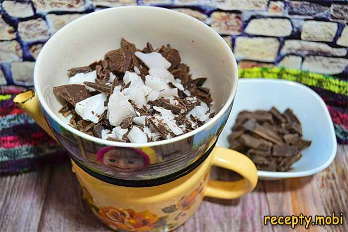 Ставим шоколад вместе с какао-маслом топиться на водяную баню - фото шаг 2