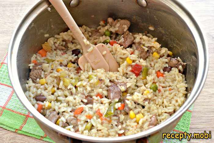 Томим рис, овощи и печенку до готовности всех компонентов блюда