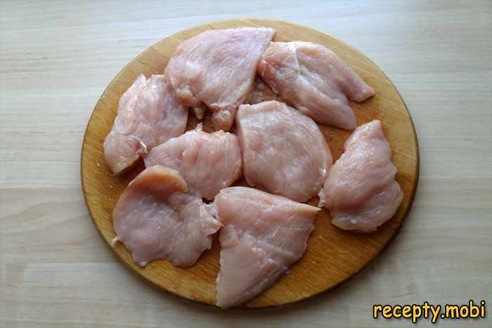 Филе курицы промойте и нарежьте небольшими ломтиками