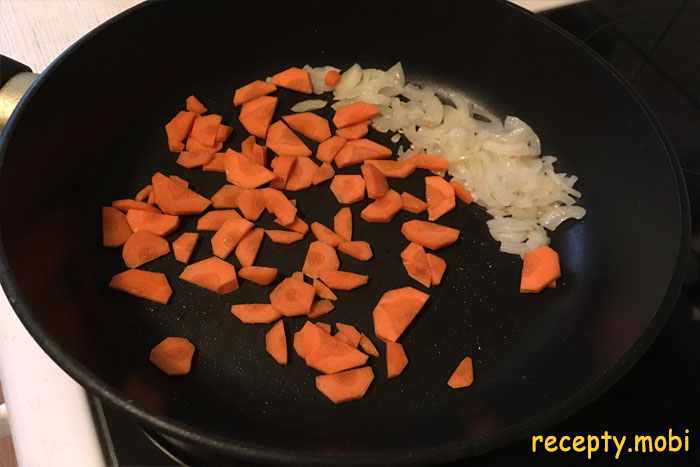 жарим лук с морковью - фото шаг 3.1
