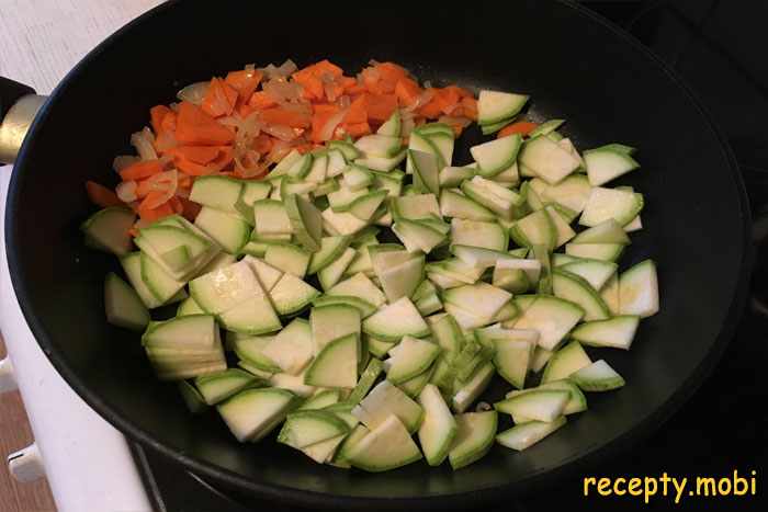 жарим лук с морковью и кабачками - фото шаг 3.2