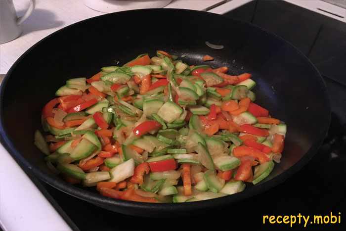 жарим лук с морковью, кабачками и перцем - фото шаг 3.4
