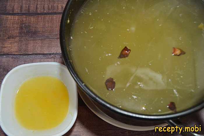 приготовление лимонада с ромашкой и специями