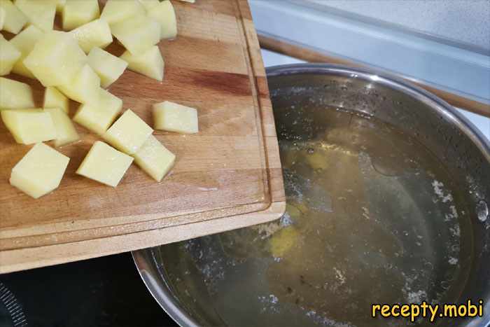 картофельные кубики всыпаем в бульон