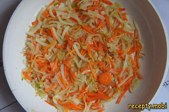 пассеруем лук и морковь