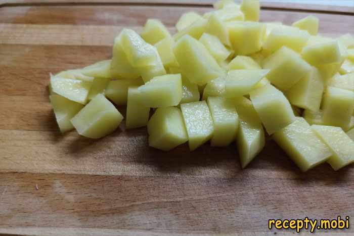 нарезаем картофель мелкими дольками