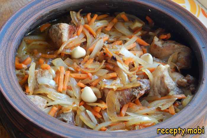 Свинина в горшочке в духовке с луком и морковью