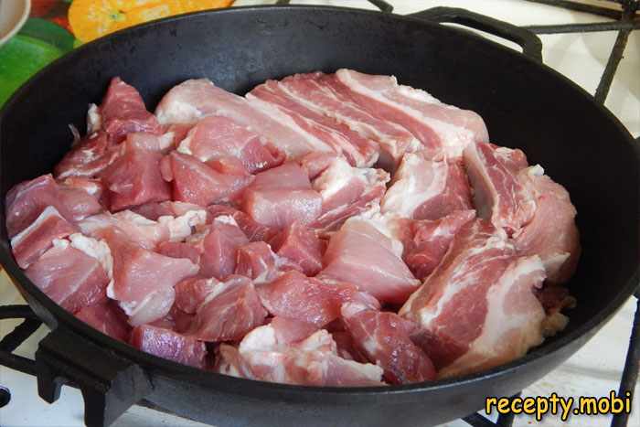 на сковороде обжариваем свиные ребра и бедро