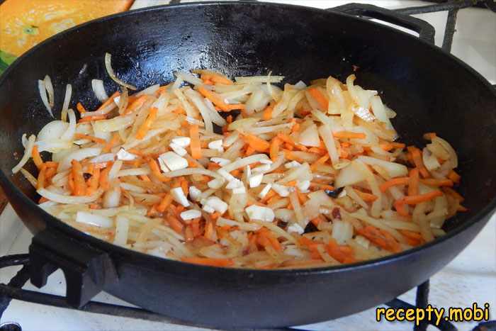 жарим овощи (лук, морковь и чеснок)