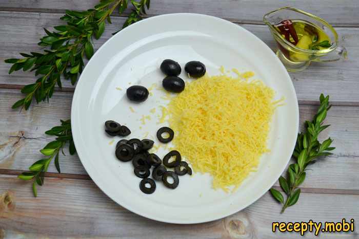 тертый сыр и нарезанные маслины