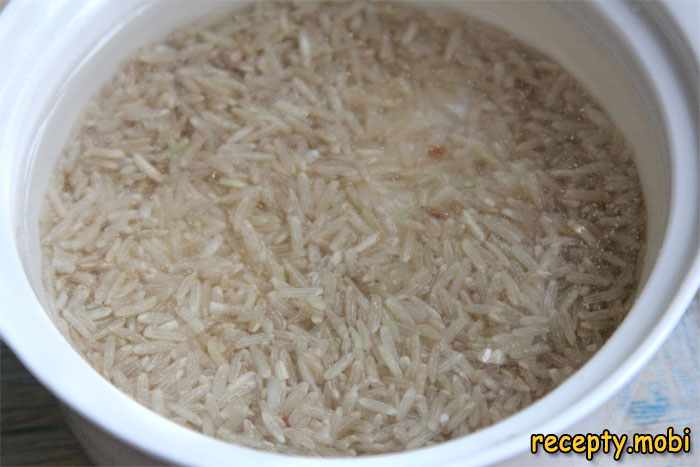 Рисовые зерна заливаем водой