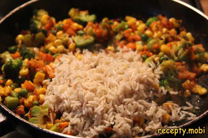 Сливаем воду с риса, забрасываем рисовые зернышки к овощам